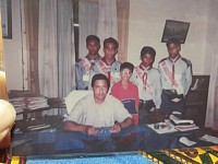 বৃহত্তর ফরিতপুরে সর্ব প্রথম রোভারিংয়ে পায়েহেটে ১০০ মাইল (রেমলিং)  বালকসেনা মুক্ত স্কাউটের ৪ জন রোভার ততকালিন ডি সি ফরিদপুর, ডিসি কুস্টিয়া স্যারের সাথে দেখাকরি